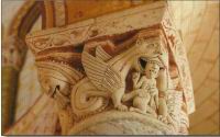 Chauvigny, Eglise Saint-Pierre, Chapiteau 5, Animal monstrueux devorant un homme, Tete de lion (ou plutot de lionne), ailes, queues de serpent